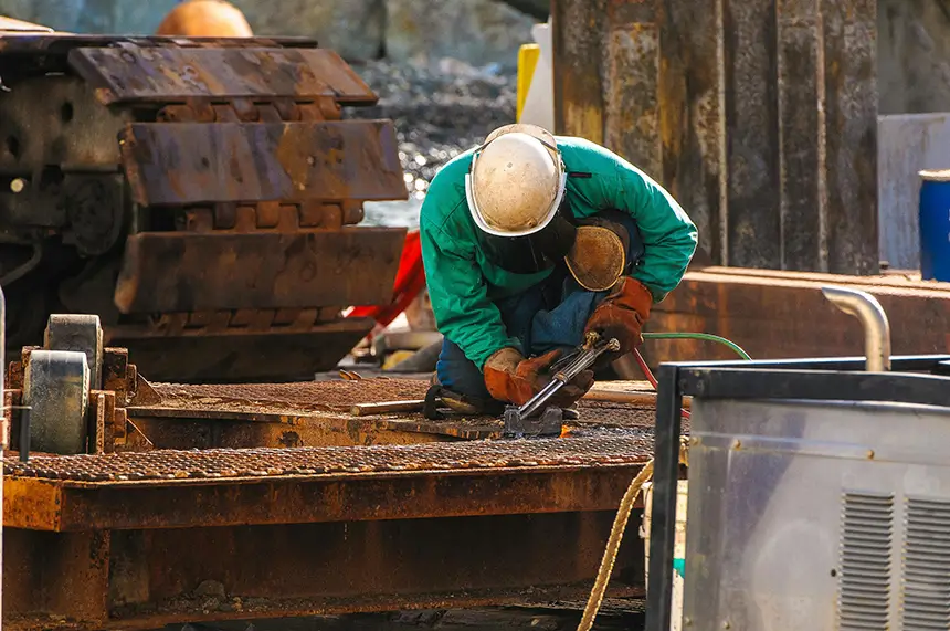 Un trabajador realizando una soldadura en una estructura, destacando el compromiso con la calidad en cada proyecto.